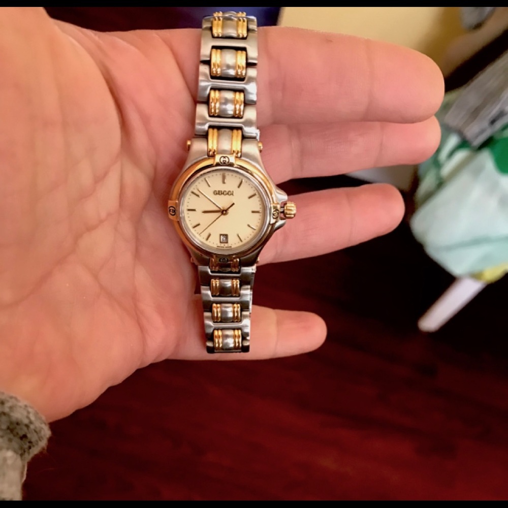 - Gucci 9040L gorgeous watch fantastic shape